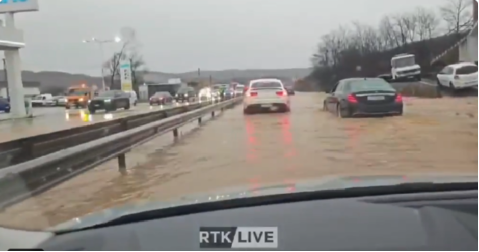 POPLAVE PARALISALE KiM: Ulice pod vodom, porodice evakuisane (VIDEO)